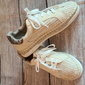 Universal thread basket weave lace up shoes